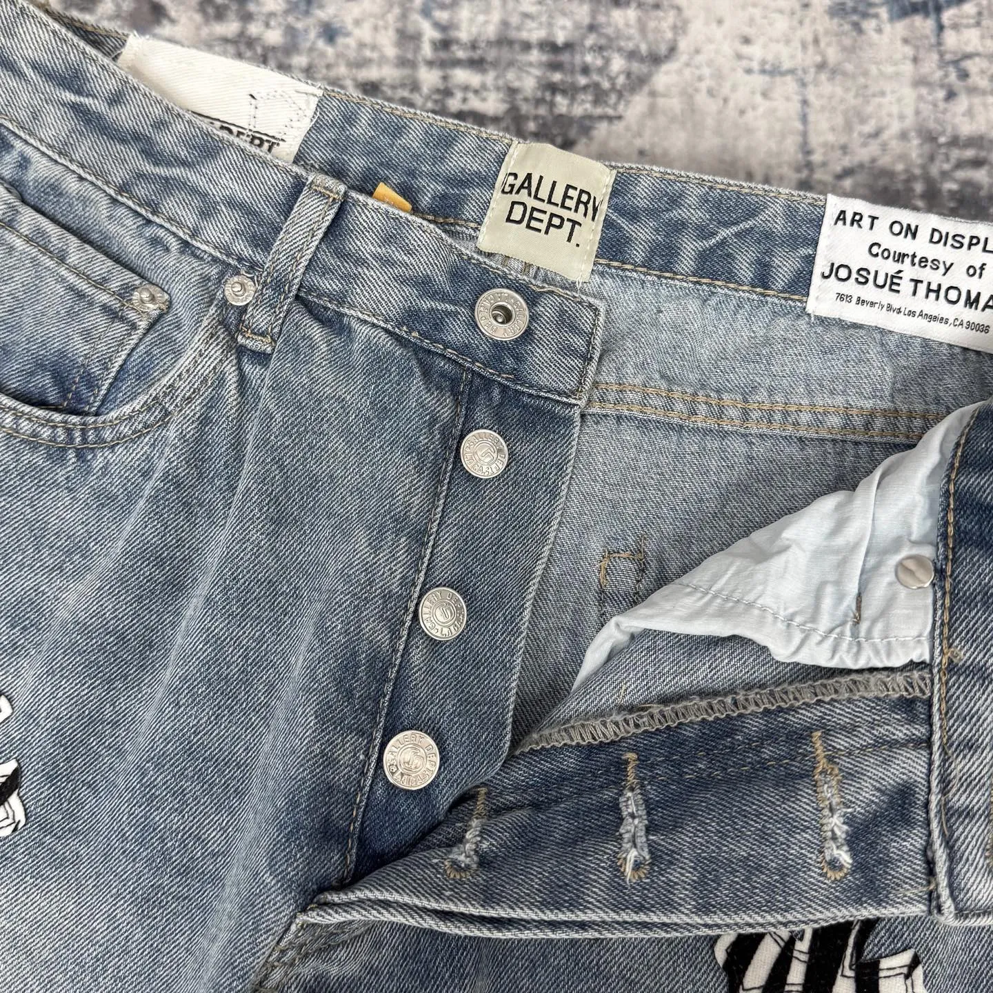 P280 CH Chromehearts zebra black and white cross patch patchwork jeans, priced at 34W level, patchwork cross pattern embellishment, washed jeans! ! An absolutely high-end luxury product, a 1.9W-level god-level single product, a super popular product, made by top heavy industry, a magic weapon that cannot be missed! [About Zangyin] This is an extremely luxurious fashion brand that can also be called the aristocracy of the high street. It has always been an exclusive brand for some hipsters or rich second generations. Compared with ordinary high streets, it is more luxurious and noble. Compared with luxury brands, it is more fashionable and individual. It has always been a brand that I have a special liking for. [Top heavy industry fashion design] Consistently high-street luxury style. Speaking of this style, the Zangyin family and GU family are definitely the leading representative brands. Especially the Zangyin family has really achieved a state-of-the-art effect in creating high-street style. The unique washed material is used to create this style. The color system is already quite eye-catching. After it is decorated with patchwork cross flowers, it cleverly highlights the charm of the brand. Secondly, this style uses classic The high-waist cutting design highlights the long legs and fashionable temperament of the upper body. The brand is highly recognizable and the slim fit configuration is more suitable for daily wear. It is a product that interprets personality, fashion, and specifications at a glance. This single product is enough to make any fan excited. It can be a white T-shirt for a youthful college style, or a tight suspender for a royal style. It has strong matching ability and can be easily controlled by men.  [Materials and craftsmanship] Needless to say, this point goes without saying. As an excellent craftsman brand, Zangyin’s requirements for details and craftsmanship are really perfect. The washed color of this model has gone through so many processes, not to mention the embellishment of denim appliques. It is also purely hand-made and sewn. Just like what they believe in, only hand-made things have soul and have the meaning of wear. A top-notch heavy-duty fashionable denim item, I look forward to your perfect interpretation! !  Color: blue Size: 28-36